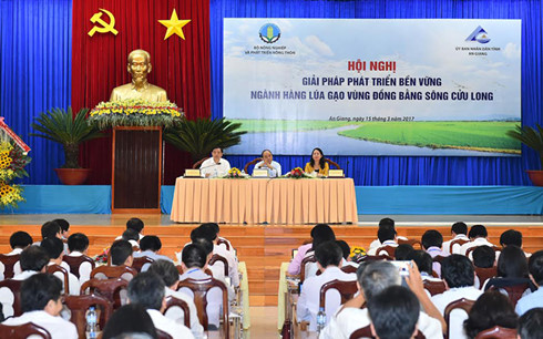 Thủ tướng Nguyễn Xuân Phúc dự Hội nghị về phát triển bền vững ngành hàng lúa gạo vùng Đồng bằng sông Cửu Long. (Thời sự trưa 15/3/2017)